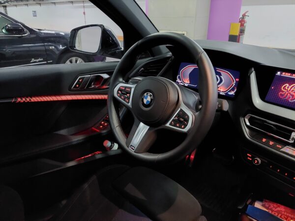 2021 BMW 118i M Sport-駕駛座
