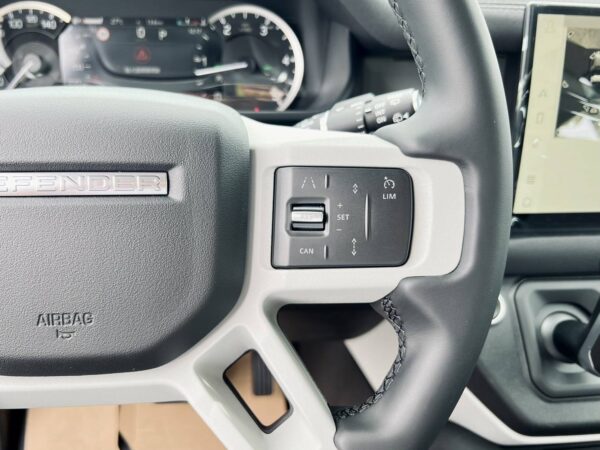 2023年式 Land Rover Defender 110 D300 柴油-方向盤按鈕