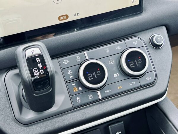 2023年式 Land Rover Defender 110 D300 柴油-中控按鈕