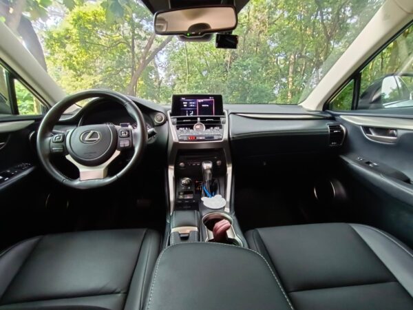 2020 Lexus NX200 豪華休旅-前座